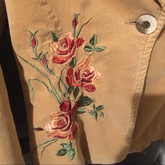 Camel-coloured blazer with rose details - Picture 6 of 7